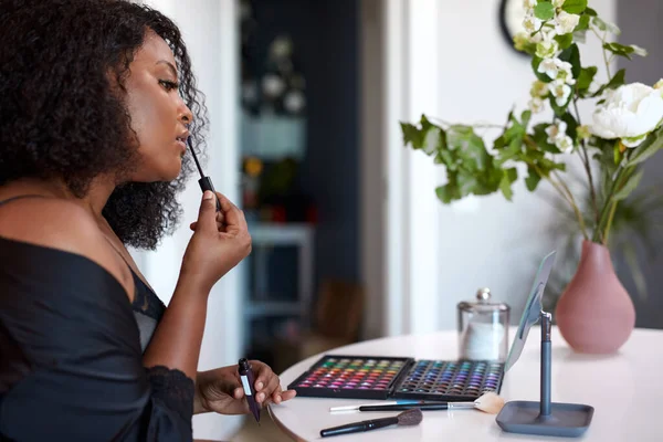 Mignon afro américain noir graisse femme faire maquillage à la maison — Photo