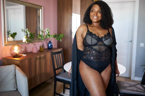 Krullend zwart afro vrouw staan binnen, in ondergoed en zijden kamerjas — Stockfoto