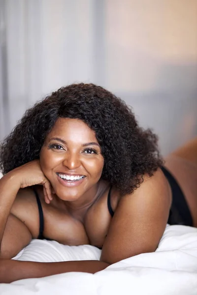 Αφρο-αμερικανική υπέρβαρη γυναίκα απολαμβάνουν τα Σαββατοκύριακα στο σπίτι στο κρεβάτι — Φωτογραφία Αρχείου