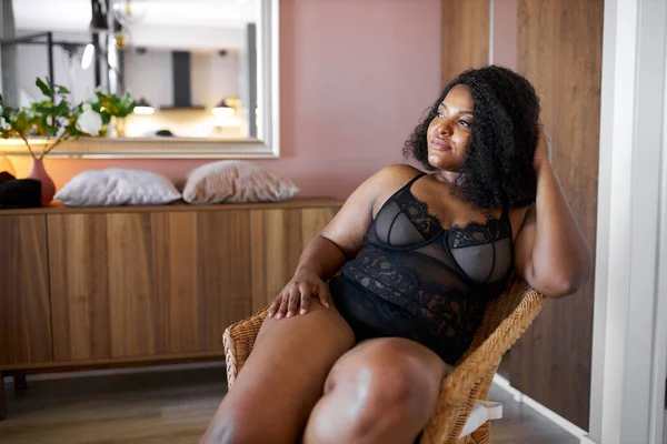 Belle femme africaine à moitié nue plus la taille du corps est assis sur un fauteuil — Photo