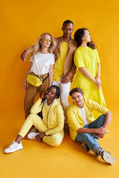 Grupo de amigos multiétnicos, pessoas de diferentes culturas isoladas em fundo amarelo — Fotografia de Stock