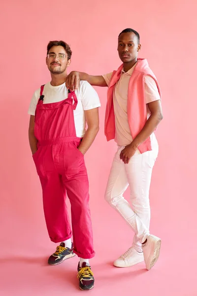 Homens confiantes de diferentes raças têm estreita amizade — Fotografia de Stock