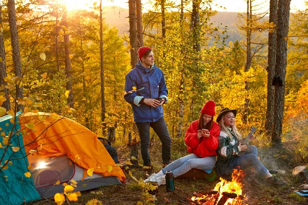 Viaggiatori caucasici rilassarsi nella foresta. trekking e campeggio insieme — Foto Stock