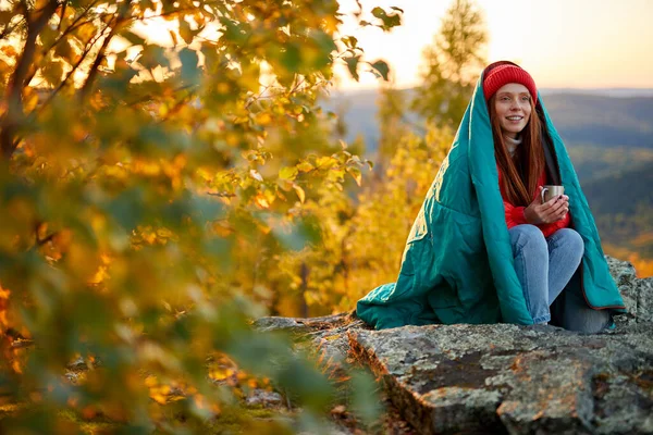 若い女性旅行者が山で熱いお茶を楽しむ — ストック写真