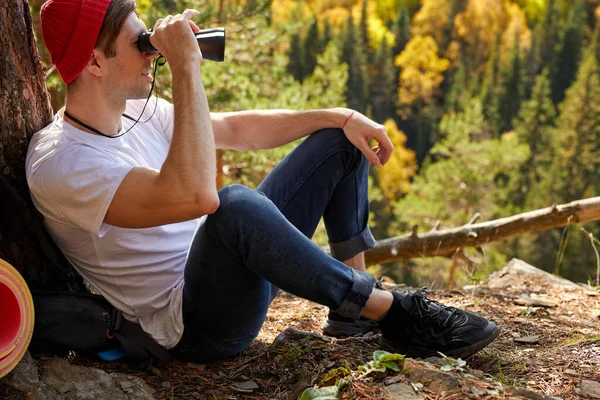 Viaggiatore spensierato relax maschile sul bordo di una cima di montagna — Foto Stock