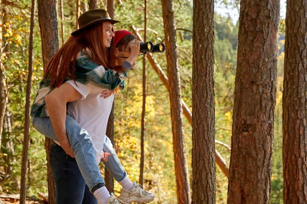 Pareja de viaje en las montañas. caminata juntos — Foto de Stock