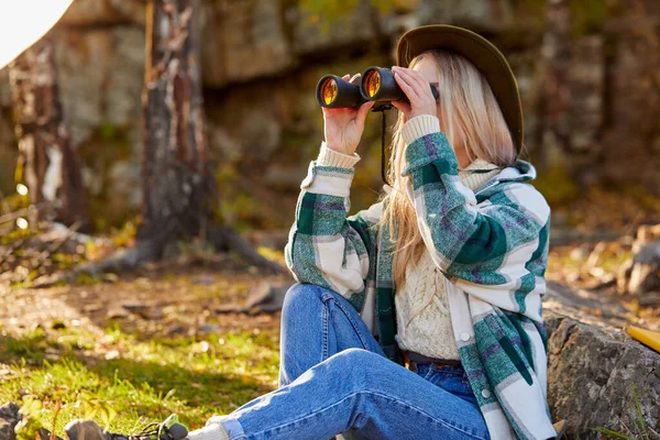 Jovem mulher loira feliz desfrutando de outono ao ar livre, use binóculos — Fotografia de Stock