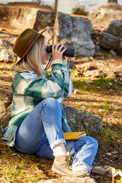 Joven mujer rubia feliz disfrutando del otoño al aire libre, usar prismáticos — Foto de Stock