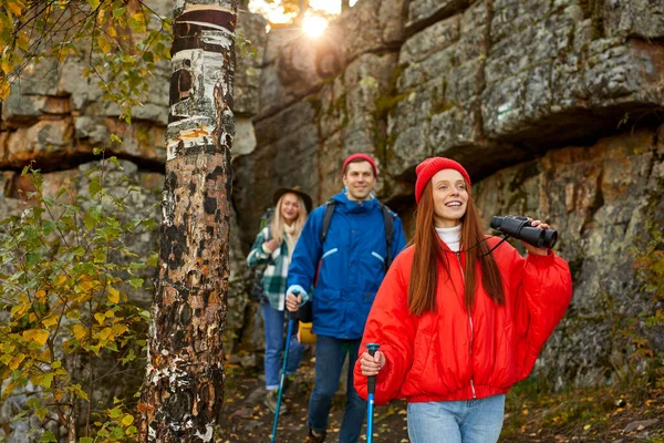 Pelirroja caucásica hembra está utilizando binoculares para una mejor contemplación de la naturaleza alrededor — Foto de Stock