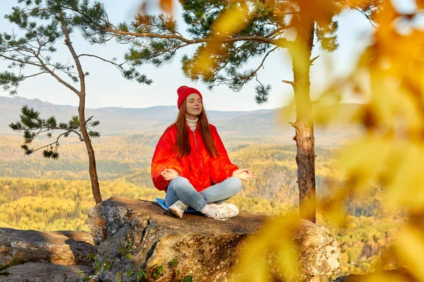 Piękna ruda kobieta ciesząca się czasem w górach — Zdjęcie stockowe