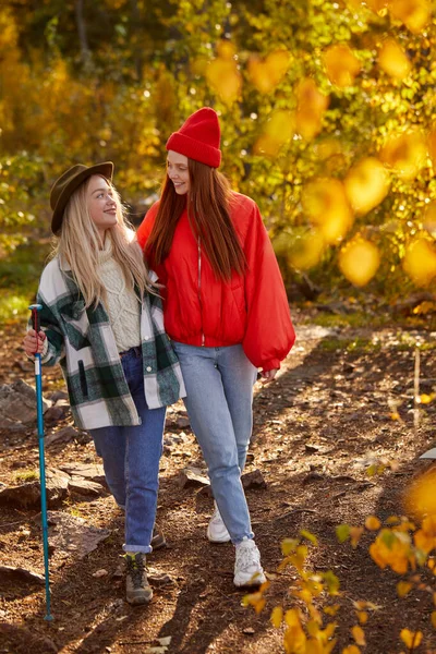 Dwie atrakcyjne kobiety spacerują razem w lesie — Zdjęcie stockowe