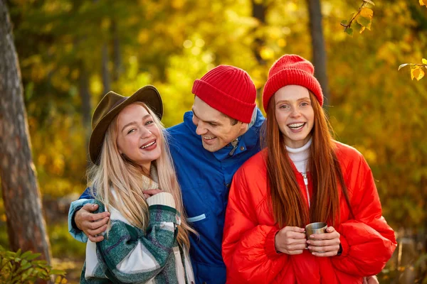 Aktive Jugendliche haben Spaß an der frischen Luft im Wald — Stockfoto