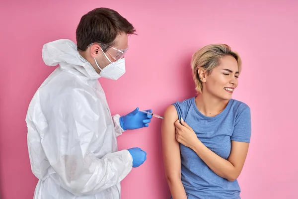 Mulher adulta bonito com cabelo curto tem medo de vacinação por injeção — Fotografia de Stock