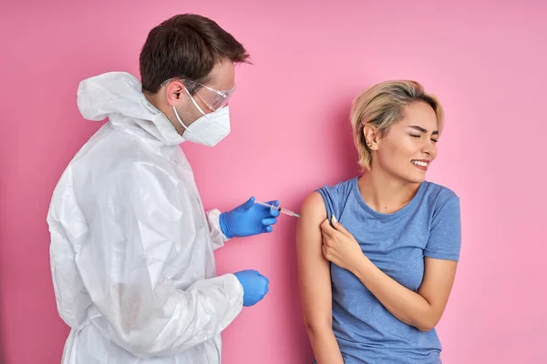 Söt vuxen kvinna med kort hår är rädd för injektion vaccination — Stockfoto