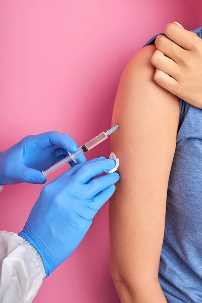 注射器で医師の手を閉じて成人女性患者にワクチン注射をし — ストック写真