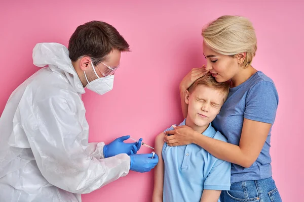 Modig pojke få injektion av läkare i kostym — Stockfoto