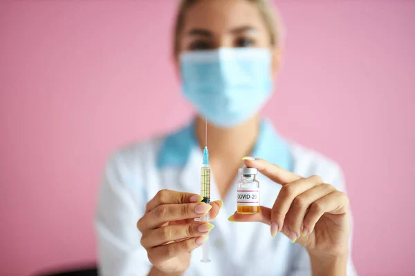 Крупным планом фото женщины-врача, держащей шприц с вакциной — стоковое фото