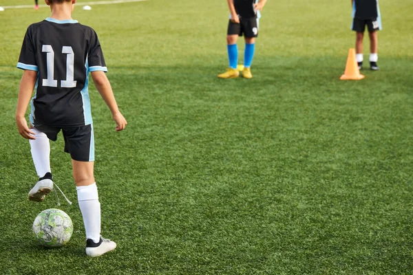 Grupo de meninos atléticos esportivos jogando futebol — Fotografia de Stock