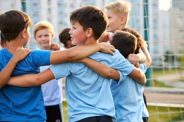 Jugadores de fútbol feliz celebrar la victoria — Foto de Stock