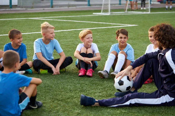 Young team of sportive boys take a break during football competition — Stock Photo, Image