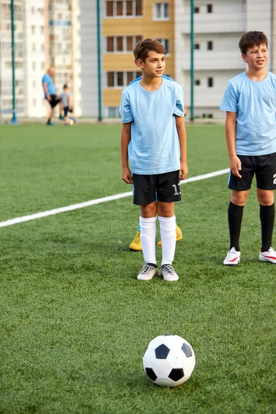 Crianças meninos formação com bola antes da competição desportiva — Fotografia de Stock