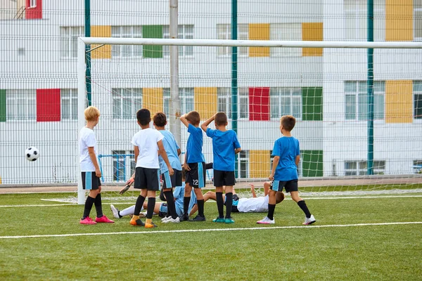 Adolescente chicos entrenamiento fútbol o fútbol juego en el estadio —  Fotos de Stock