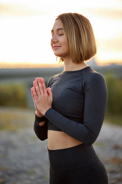 Attractive woman is meditating outdoors — Stock Photo, Image