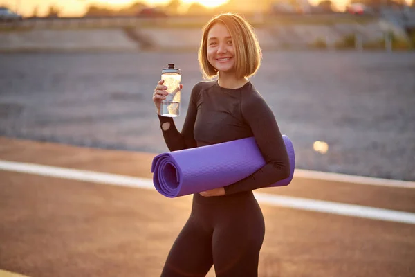 Güzel, fit bir kadının portresi dinleniyor, spordan sonra dışarıda dinleniyor. — Stok fotoğraf