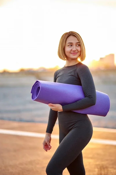 Portræt af attraktiv kvinde med kort hår med fritid efter fitness - Stock-foto