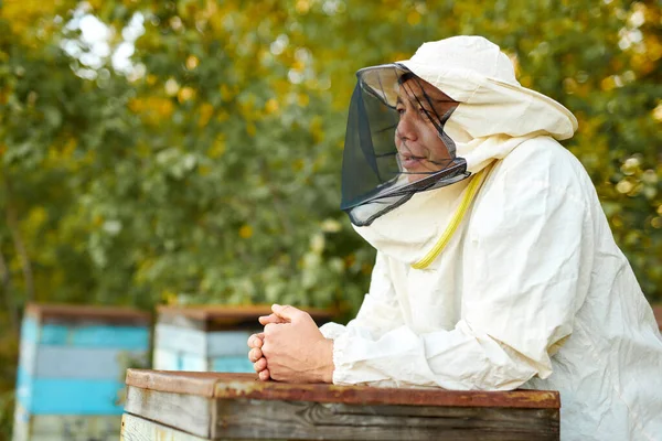 Retrato de apicultor caucásico reflexivo en uniforme —  Fotos de Stock