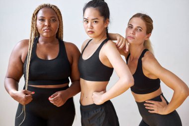 Etnik güzellikteki üç siyah beyaz ten sağlıklı ve güzel model.