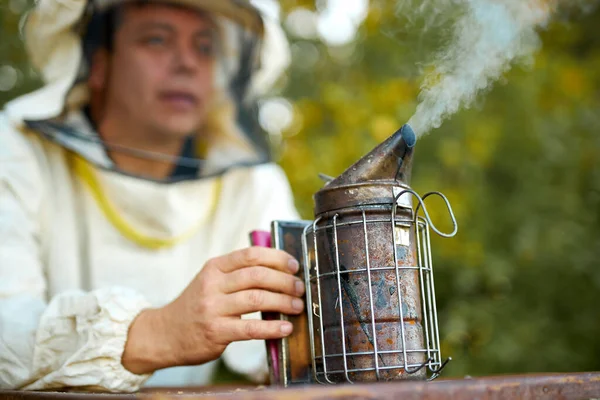 養蜂家は養蜂家でミツバチの喫煙を利用して — ストック写真