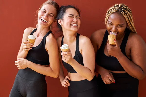 多民族の正の女性のグループは、おいしいアイスクリームを食べる隔離された — ストック写真