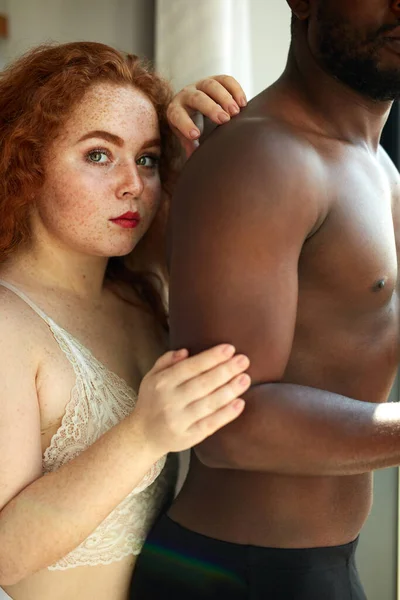 Retrato de sensual pareja multiétnica en casa — Foto de Stock