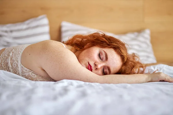 Paresseux sexy rousse femelle sommeil sur lit — Photo