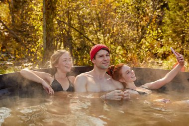 Geleneksel Japon hamamında Kafkas dostları, fıçı-furako