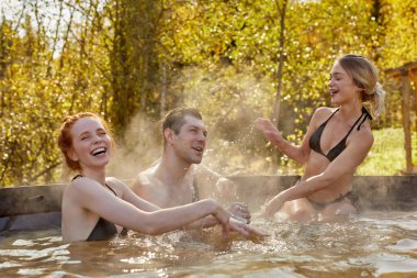 Kafkasyalı genç arkadaşlar dışarıda banyo yapıyorlar.