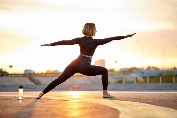 Привлекательная сильная женщина растягивает упражнения на открытом воздухе — стоковое фото