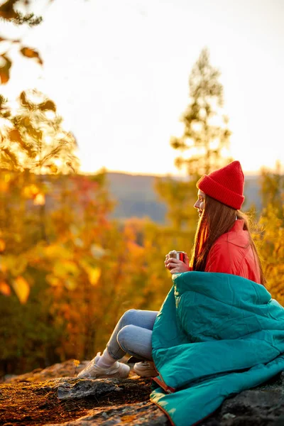 Bir fincan çayla gezen kadın, dağların manzarasının tadını çıkarıyor. — Stok fotoğraf