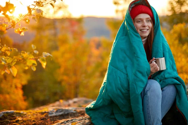 Kobieta pijąca kawę na pikniku rano w górach — Zdjęcie stockowe