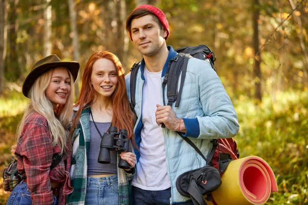 Retrato de três viajantes caucasianos na floresta selvagem — Fotografia de Stock