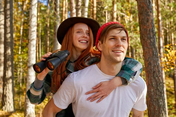 Happy caucasian couple having fun during hike — Stock Photo, Image