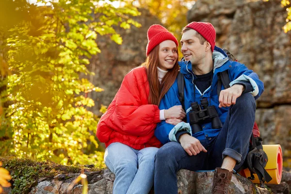 Pár kemping, aktív romantikus pár szerelmes utazás és túrázás — Stock Fotó