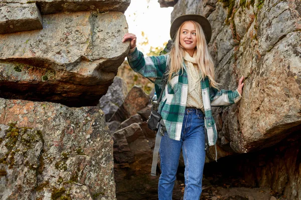 Mooi Kaukasisch blond vrouw is reizen alleen op bergen — Stockfoto