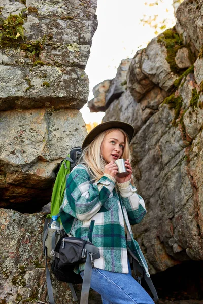 Bella donna bionda caucasica sta viaggiando da sola sulle montagne — Foto Stock