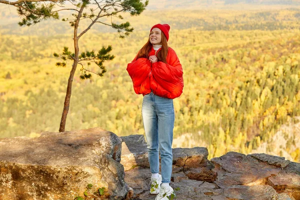 Πορτρέτο του όμορφη ταιριάζει κοκκινομάλλα γυναίκα ταξιδεύει στα βουνά — Φωτογραφία Αρχείου