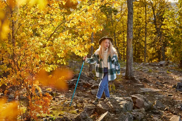 Mulher loira caucasiana feliz está aproveitando o tempo na floresta — Fotografia de Stock