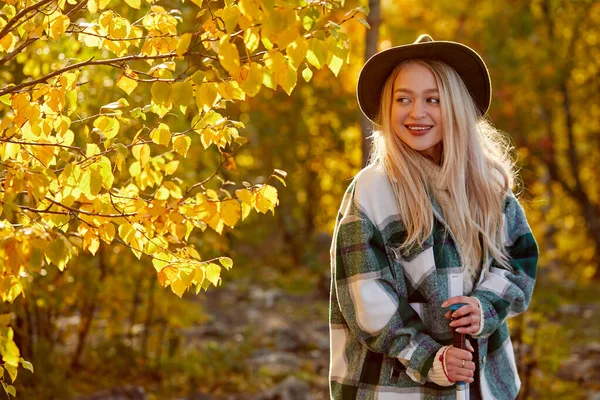 Szczęśliwa biała blondynka cieszy się czasem w lesie — Zdjęcie stockowe