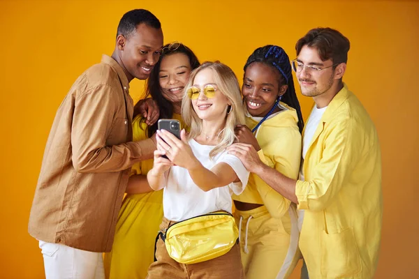 Pozitif Avrupalı, Afrikalı ve Asyalılar akıllı telefondan fotoğraf çekiyorlar — Stok fotoğraf