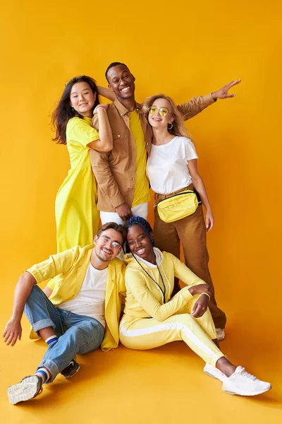 Uluslararası güler yüzlü kadın ve erkeklerden oluşan mutlu bir grup. — Stok fotoğraf